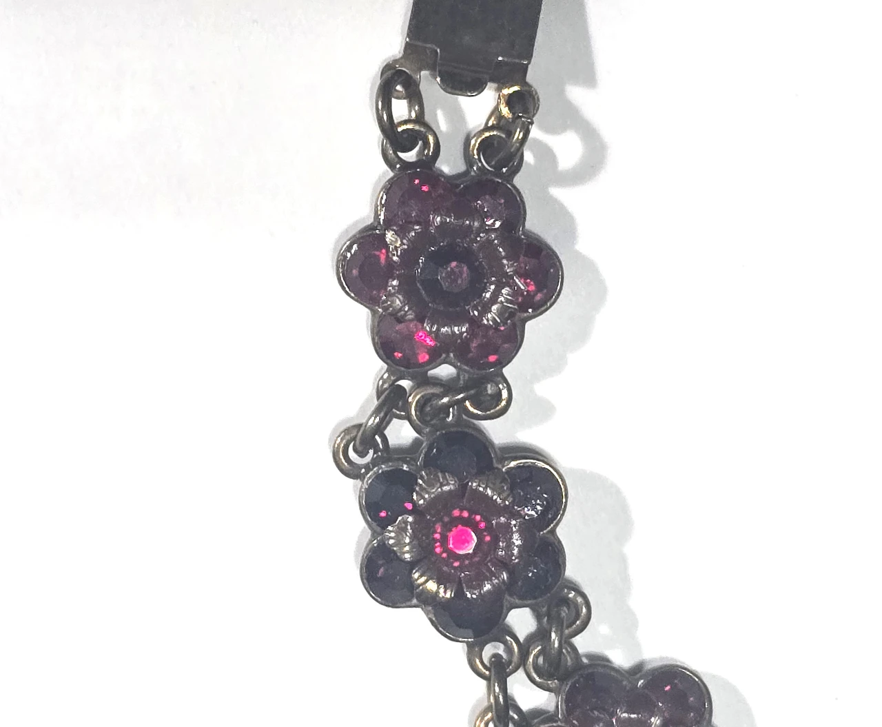 צמיד מבית מיכל נגרין שבוץ אבני סברובסקי מעוטרות בפרחים אדומות