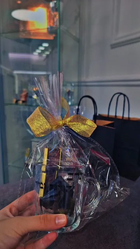 כוס ממותגת עם שוקולדים בעיצוב אישי🌸