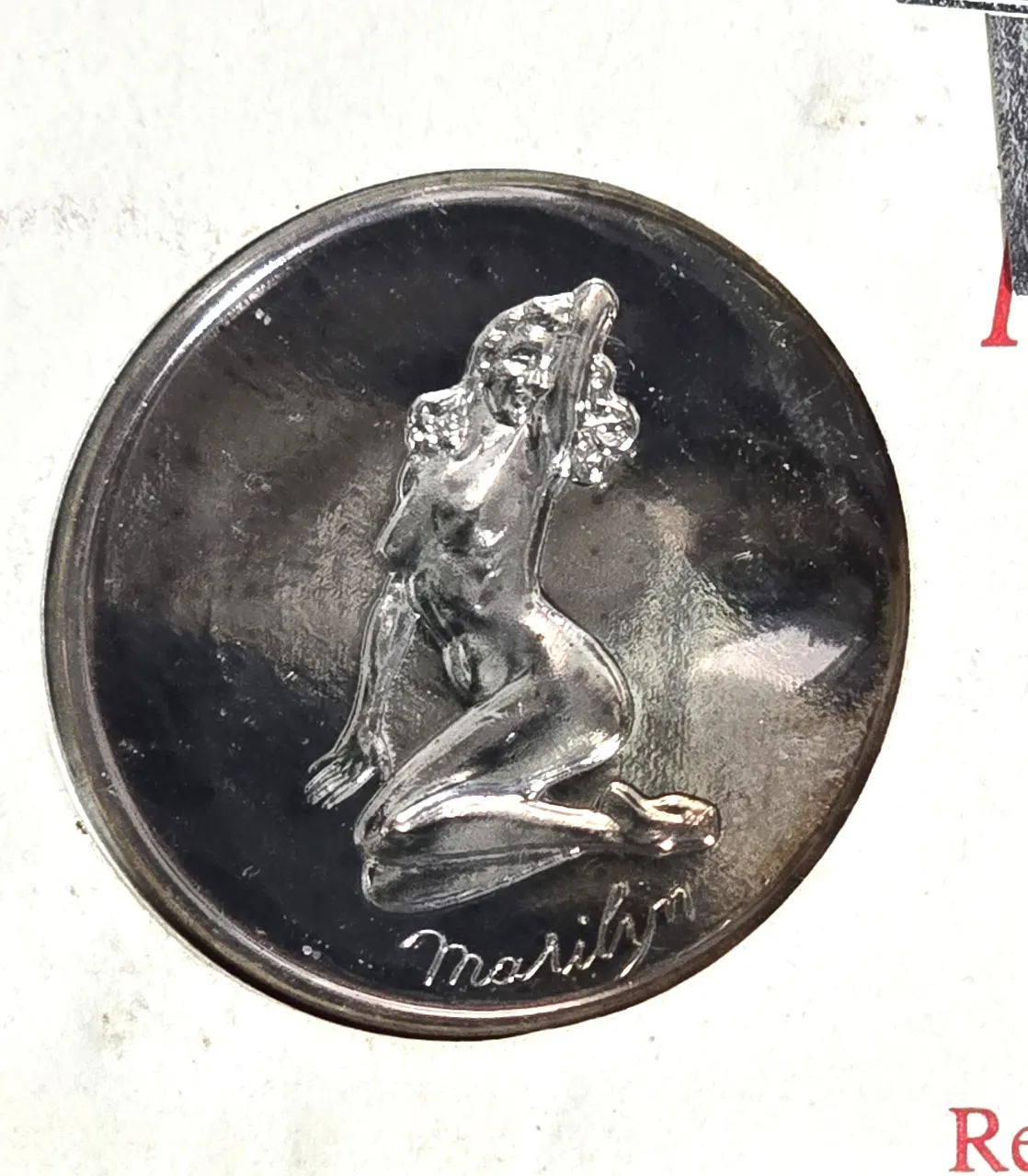 לוט 10 פריטי אספנות מרלין מונרו 1. מטבע לכבוד מרלין מונרו בתוך מעטפה מבויילת לכבוד מרלין מונרו 2 . 4 מאגדי קלפי אספנות מספר קלפים בכול מארז 3. 5 מעטפות מבוילות לכבוד מרלין מונרו