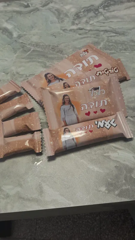 כוס עם שוקולדים ממותגים