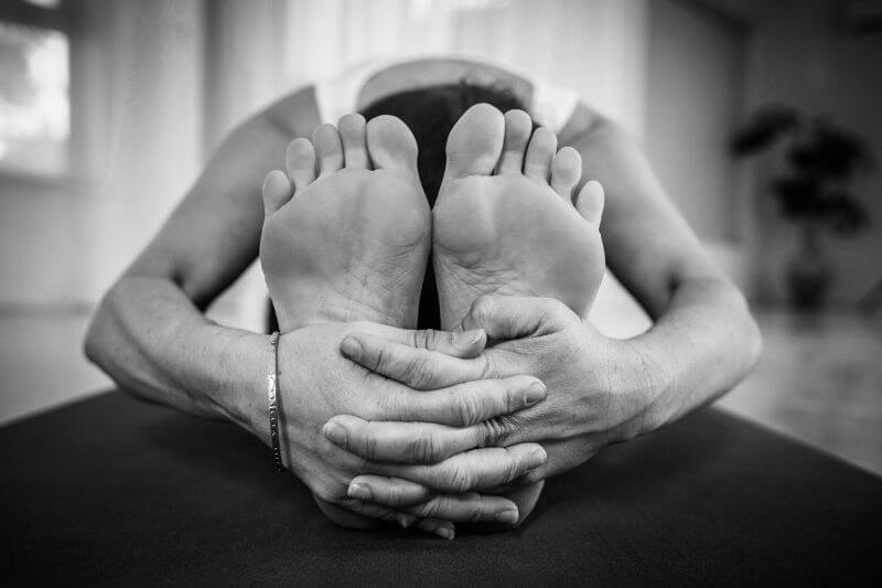 איך לתרגל יוגה בבית בצורה נכונה ומתמשכת