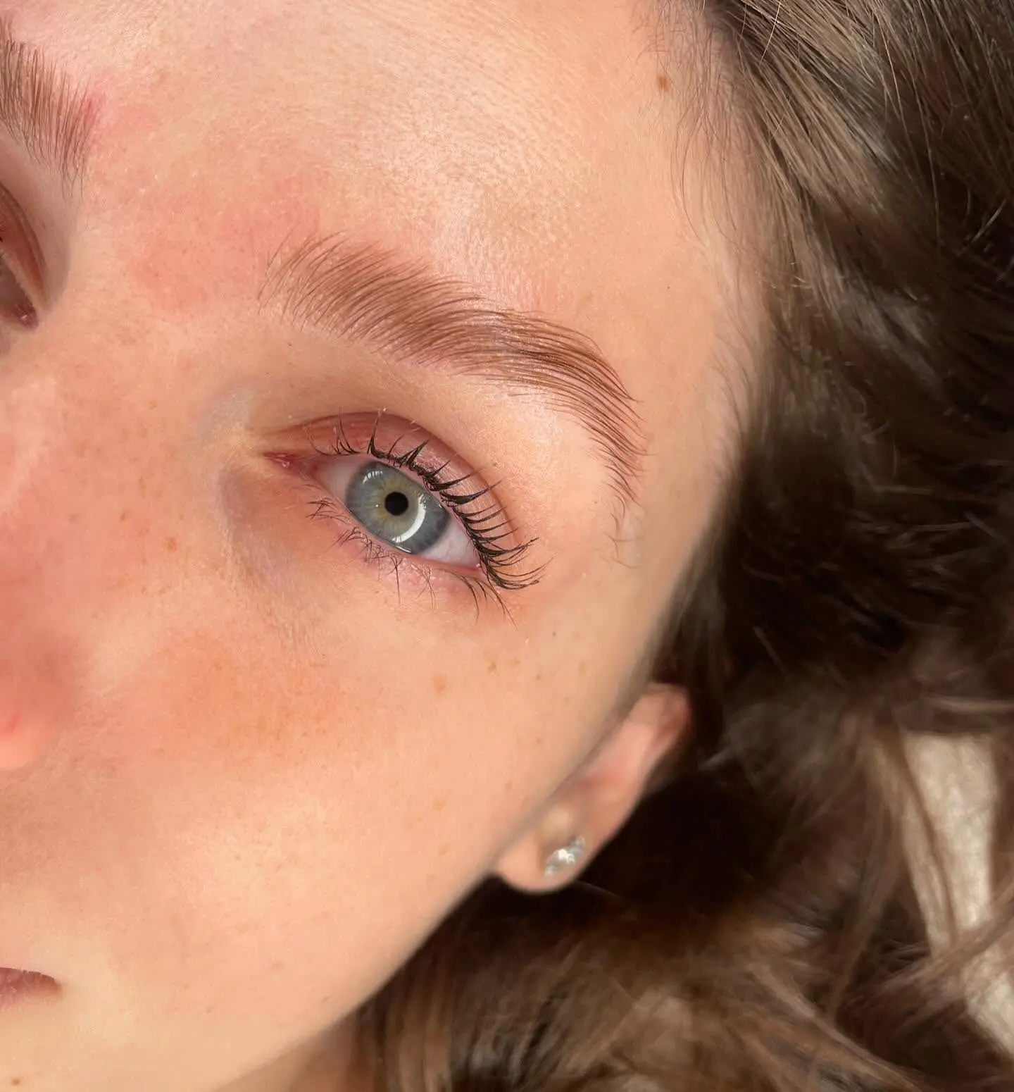 טיפול טריפל הכולל הרמת ריסים וגבות + עיצוב גבות טבעיות