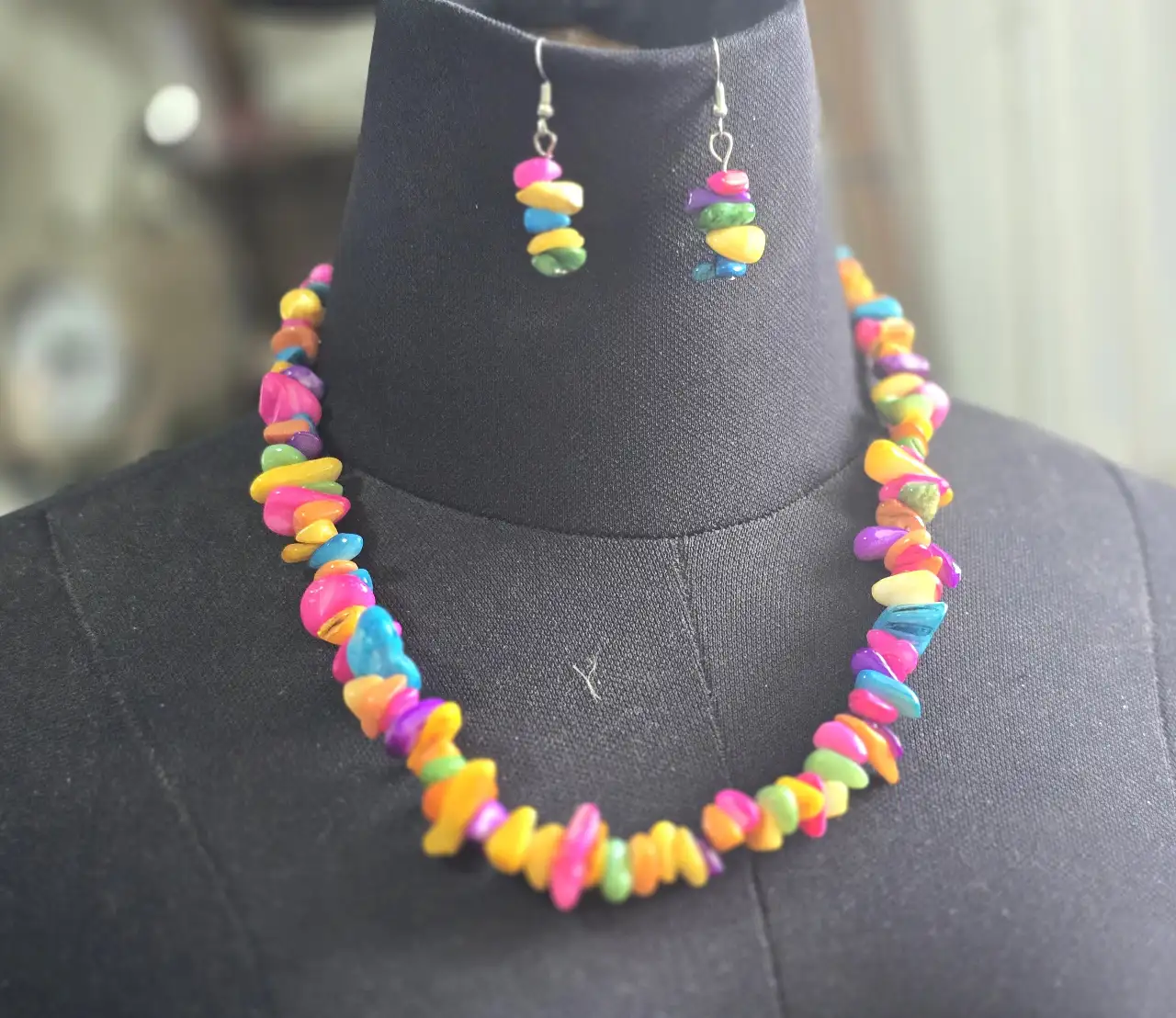 שרשרת ארוכה העשויה מ'צ'יפים (שבבים) של אבנים טבעיות העגיל הוא עגיל תלוי תואם לשרשרת