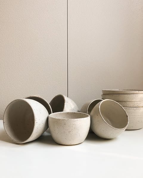 איך לבחור כלים קרמיים שישדרגו את חוויית האירוח שלך