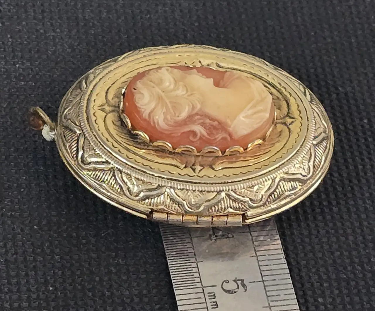 תליון לוקר אובלי ממתכת עם עיטורי קמאו מידות 4X5 ס"מ עובי 1.5 ס"מ ציפוי זהב