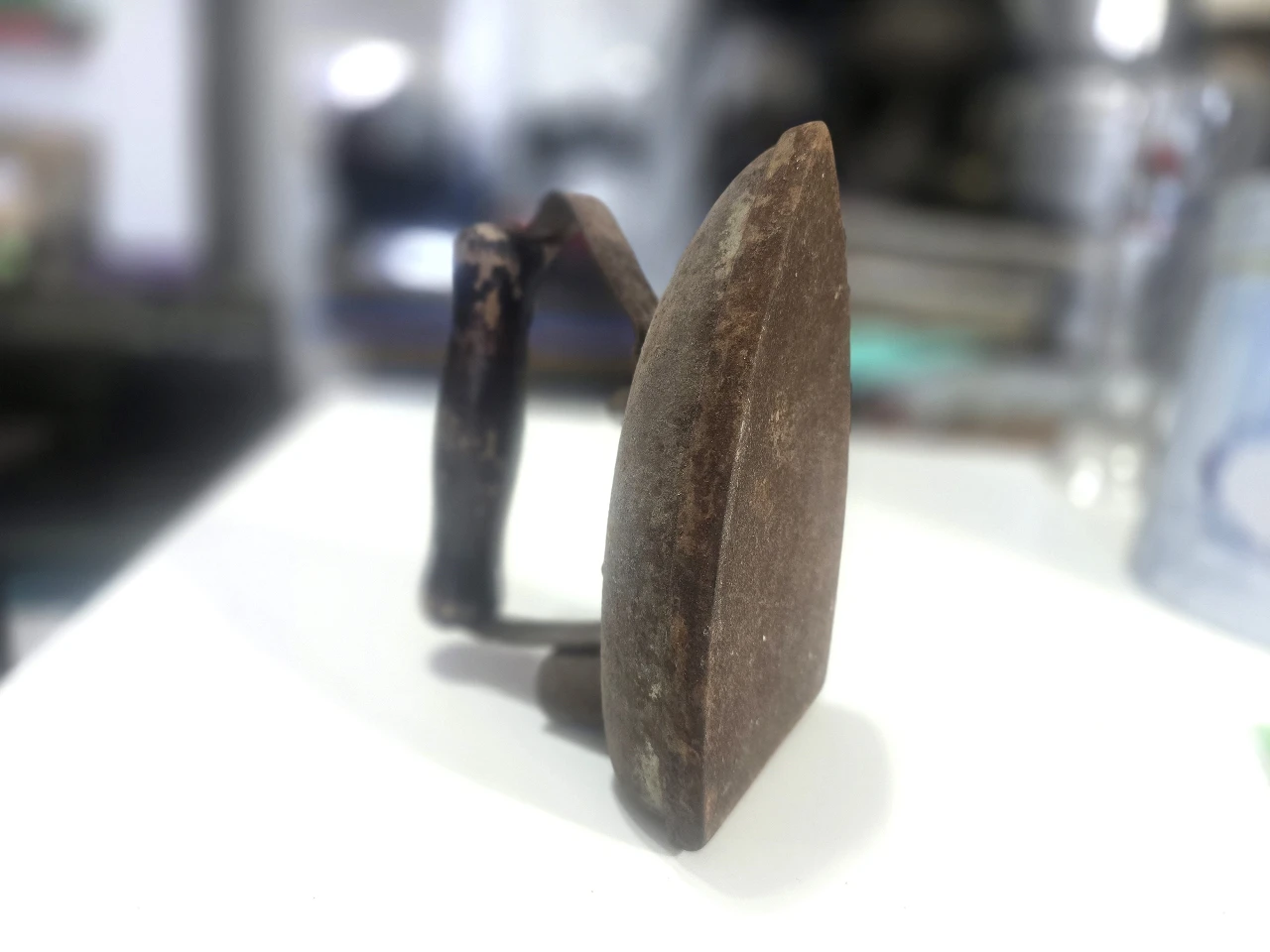 לאספני כלי עבודה ישנים. מגהץ ישן נושן. חלוד בבסיס המתכת. ידית עץ צבועה. פריט אספני, או קיושוטי יוצא מהכלל. אורך:
