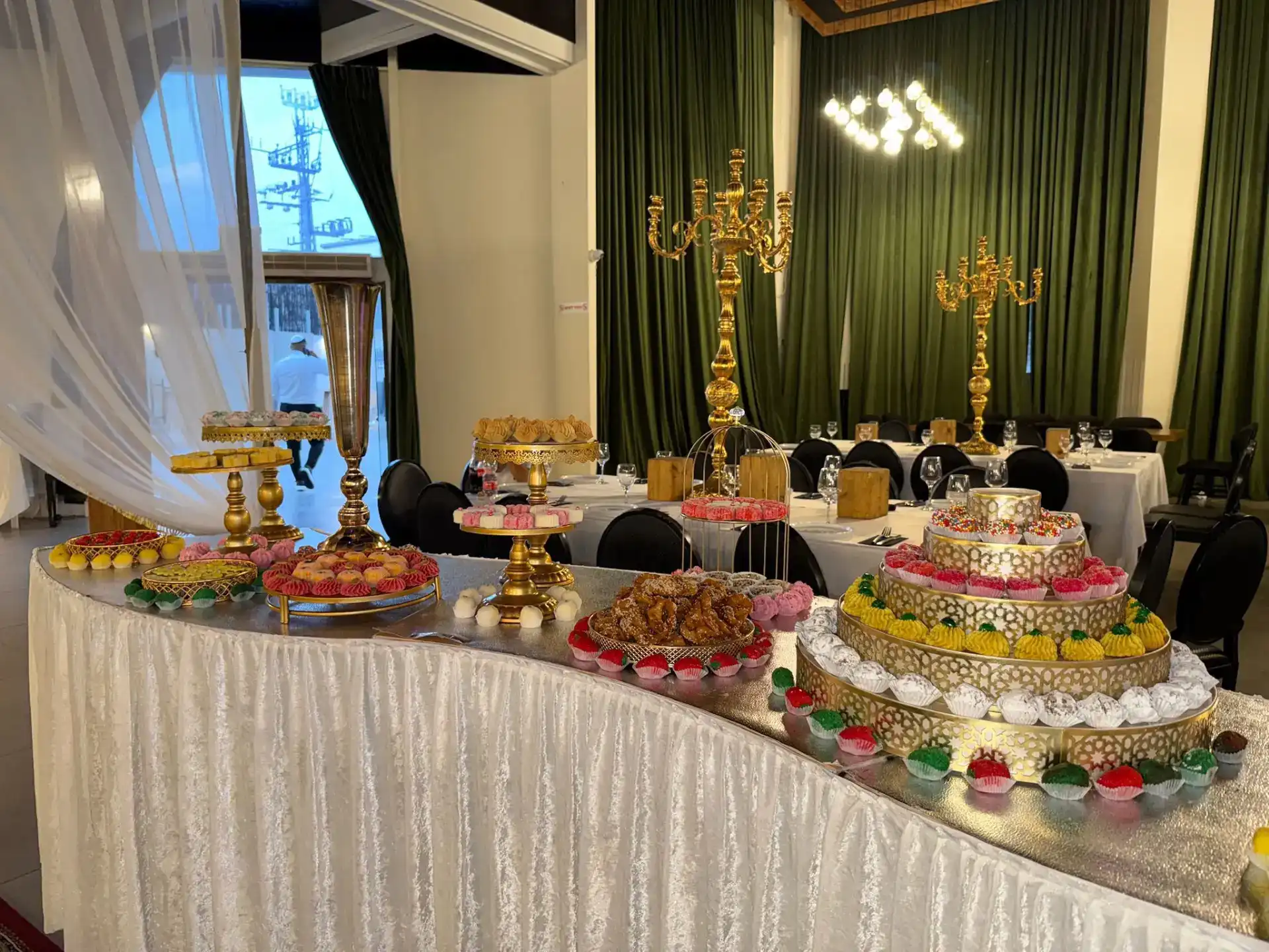 שולחן עם עיצוב עוגיות