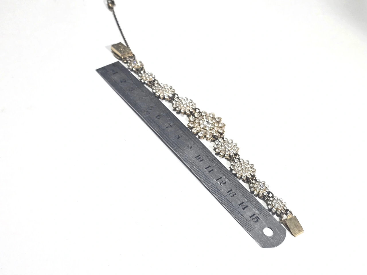 מיד של מיכל נגרין שבוץ אבני סברובסקי בצבעי יהלום