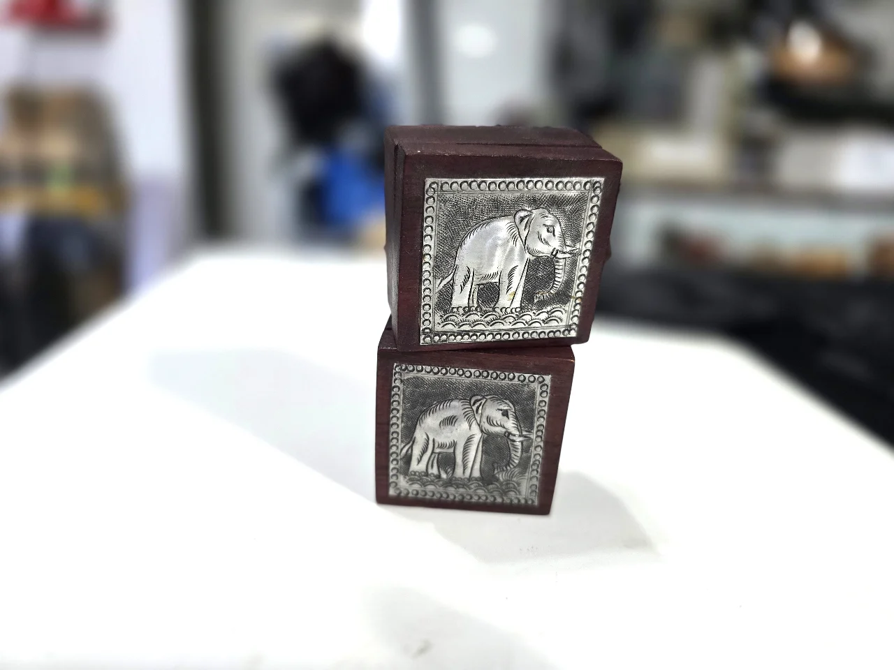 צמד קופסאות תכשיטים וינטג׳ עם ריקוע וחריטה של פיל -מרובע שווה צלעות 5 ס'מ עומק 3 ס'מ