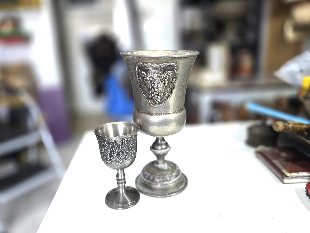 זוג גבעים ...הענק ממתכת עם ציפוי כסף תבליטי גפנים גובה 24 ס"מ קוטר 12 ס"מ ..הגביע הקטן מפיוטר
