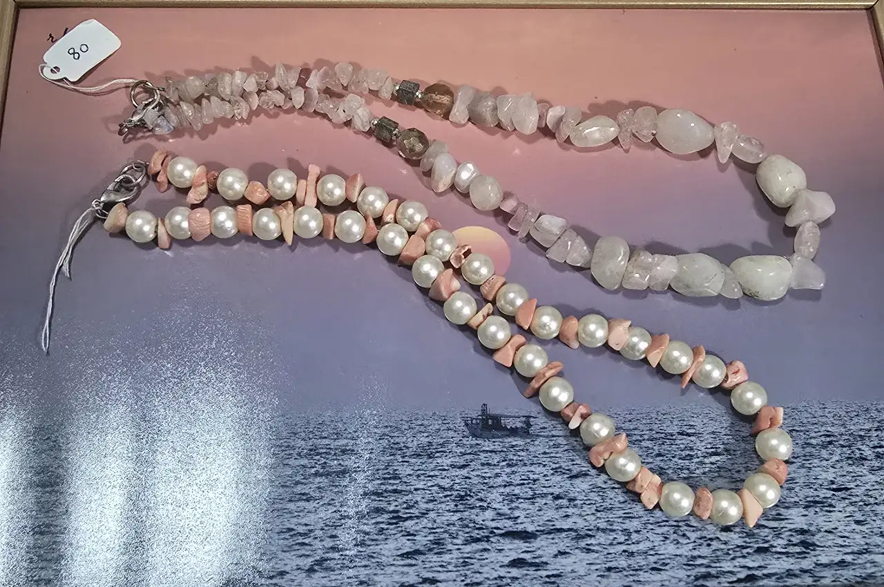 זוג שרשראות חדשים לגמרי לנשים לצוואר שווה לכל כיס