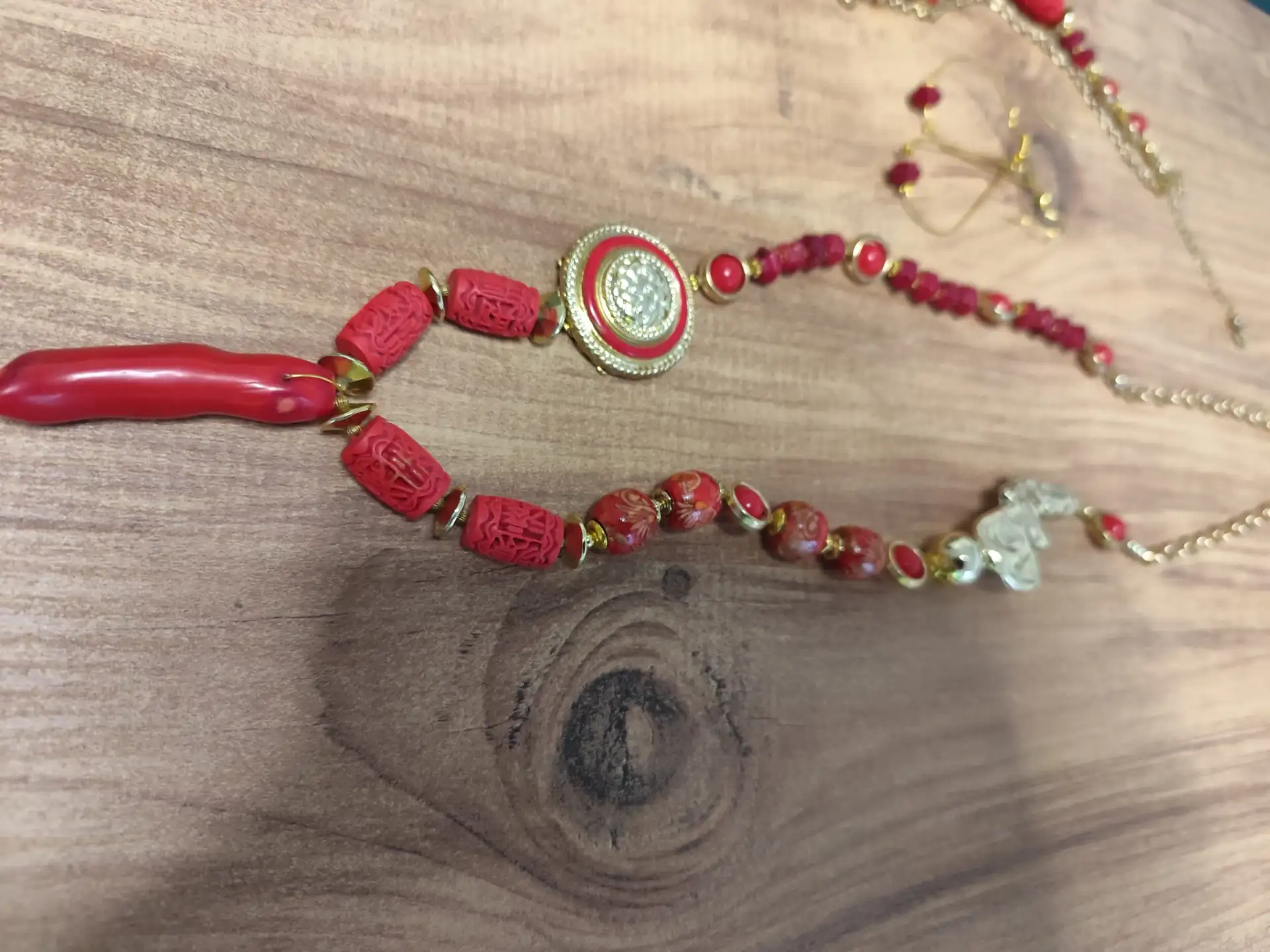 סט שרשרת עם צמיד ועגילים, אבני קורל עם חרוזי פלסטיק וזכוכית