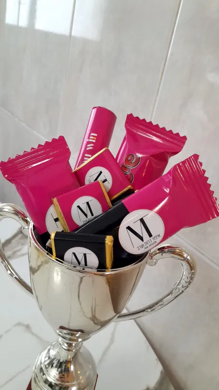 גביע ניצחון + שוקולדים עם הלוגו