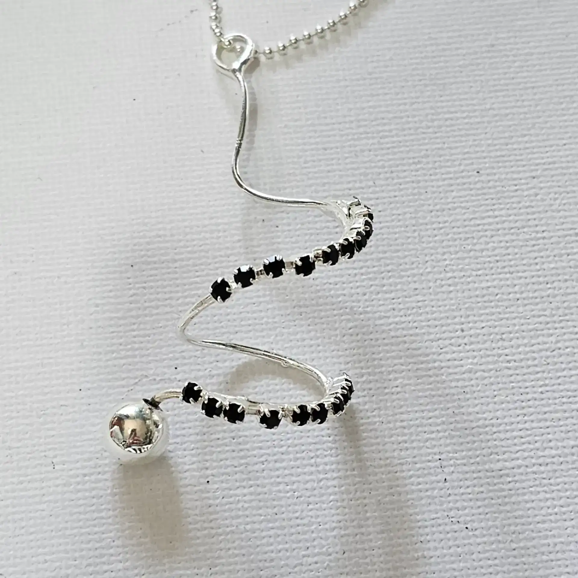 שרשרת ספירלה – עיצוב ייחודי עם נגיעה של יוקרה