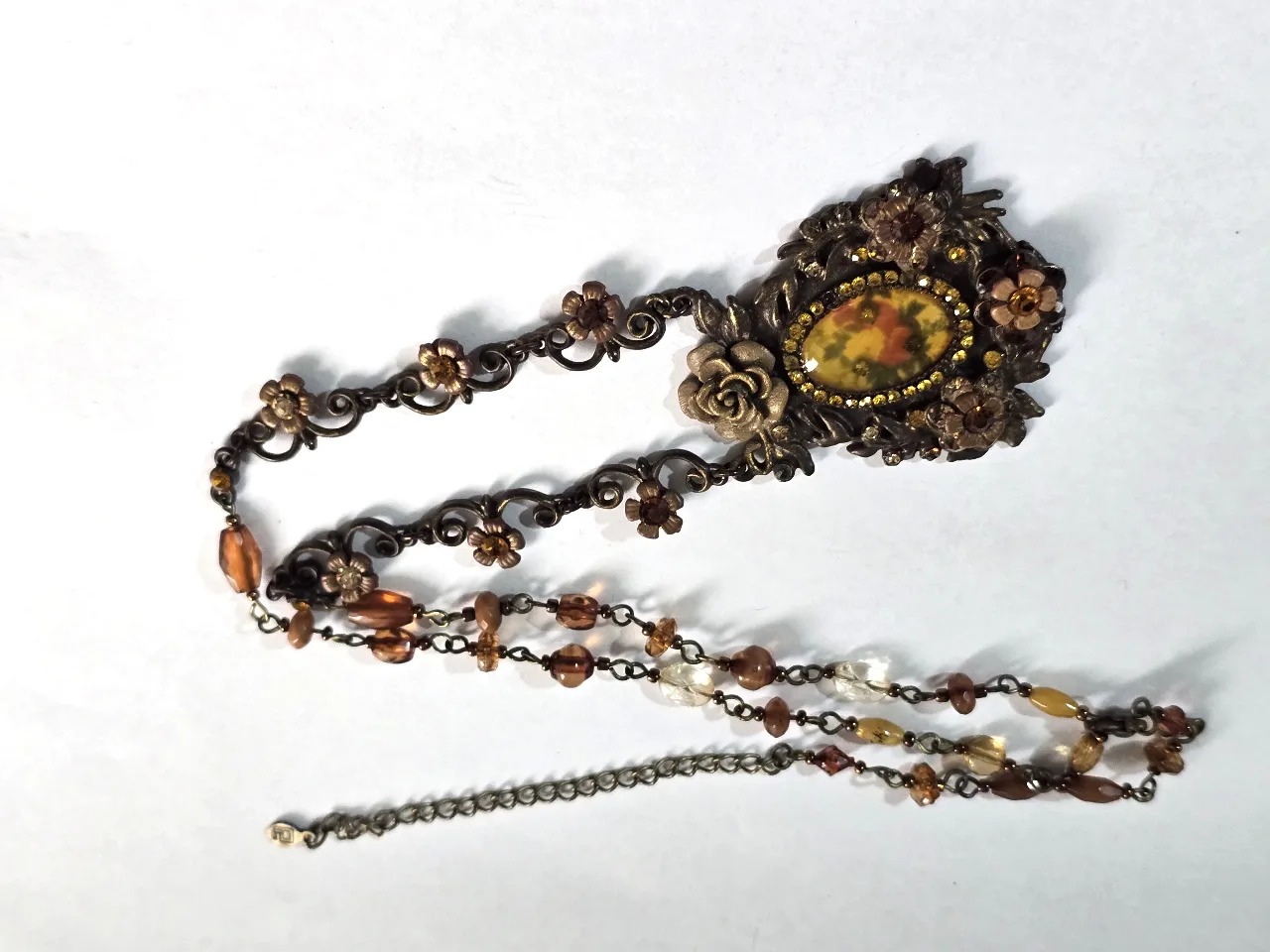 שרשרת ותליון סגנון ויקטוריאני פרחים ממתכת בצבע ברונזה ואבנים חומות