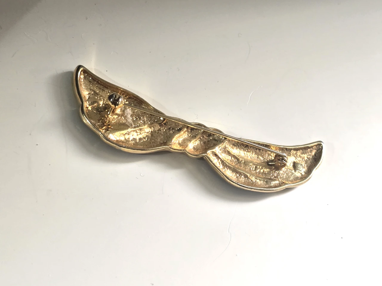 סיכת דש ציפוי זהב בעיצוב כנפים עם אמייאל שחור