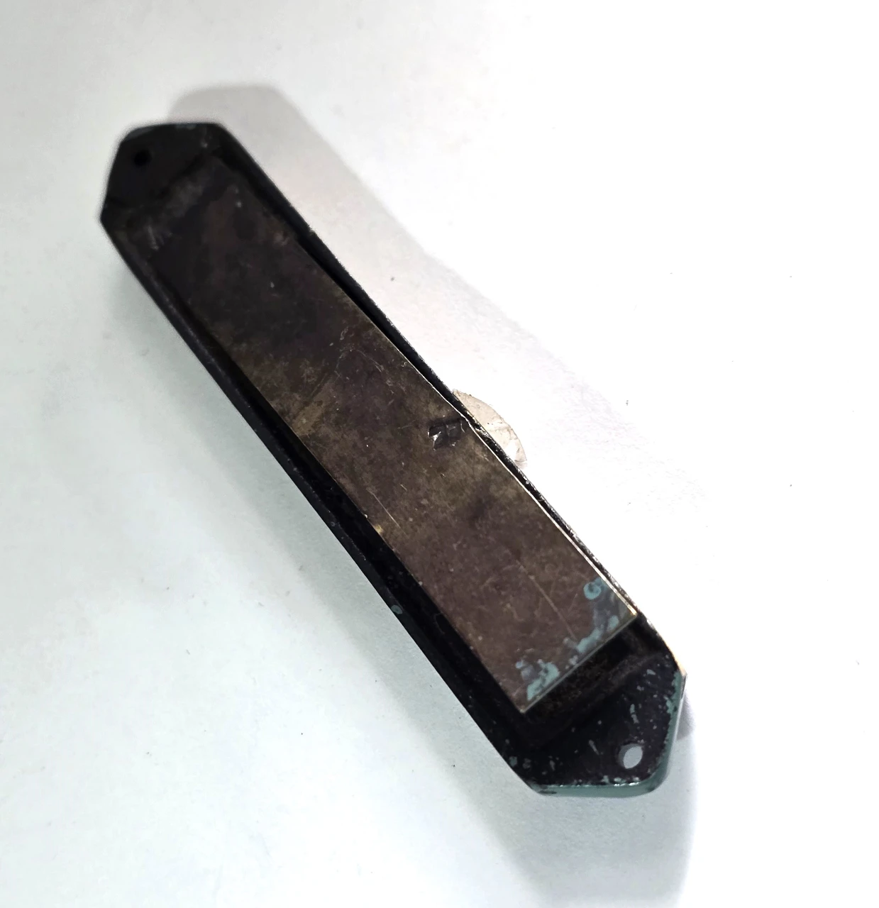 בית מזוזה ישן מאד שילוב של מתכת פליז נגיעות זהב ואמייל האותיות בפרונט מובלטות