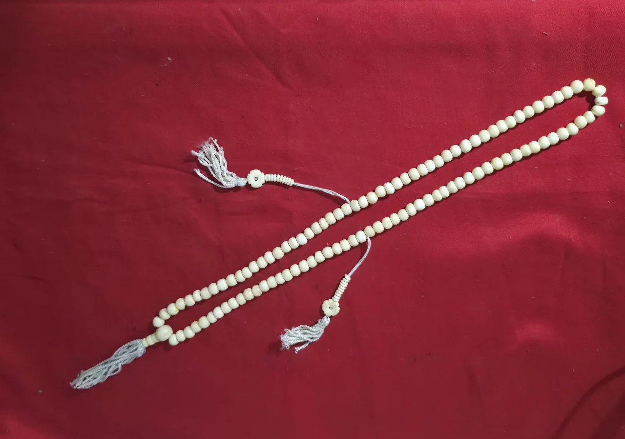 מחרוזת תפילה מוסלמית בעלת 99 חרוזים המשמשת לציון שמו של אללה או לשימוש מרגיע המחרוזת מחולקת לשלושה מקטעים בין המקטעים ניתן לראות חרוזים מפרידים הנקראים 'שאהד' או 'פאסילה' החרוזים בצבע שנהב עשויים מעצם גמל