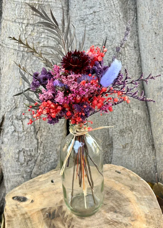 בקבוקי זכוכית לעיצוב שולחנות עם פרחים יבשים