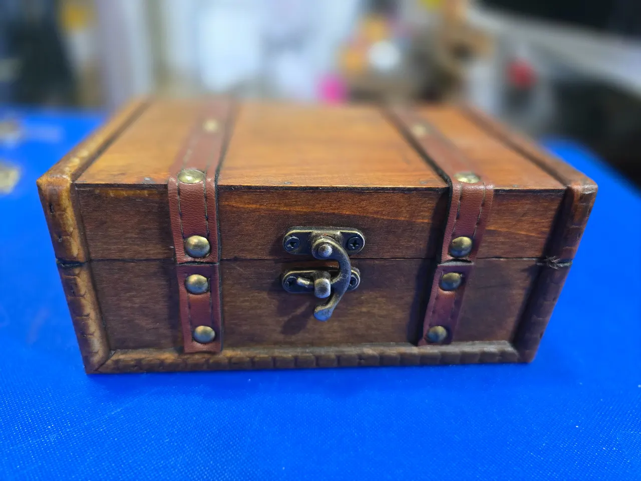 קופסת עץ מהודרת שלוב מתכת מלאה בהמון גולות גדלים וצבעים שונים