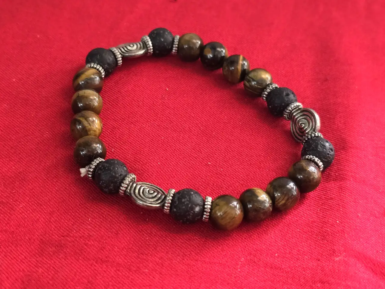 צמיד יפהפה שבוץ אבני עין הנמר ואבן וולקנית