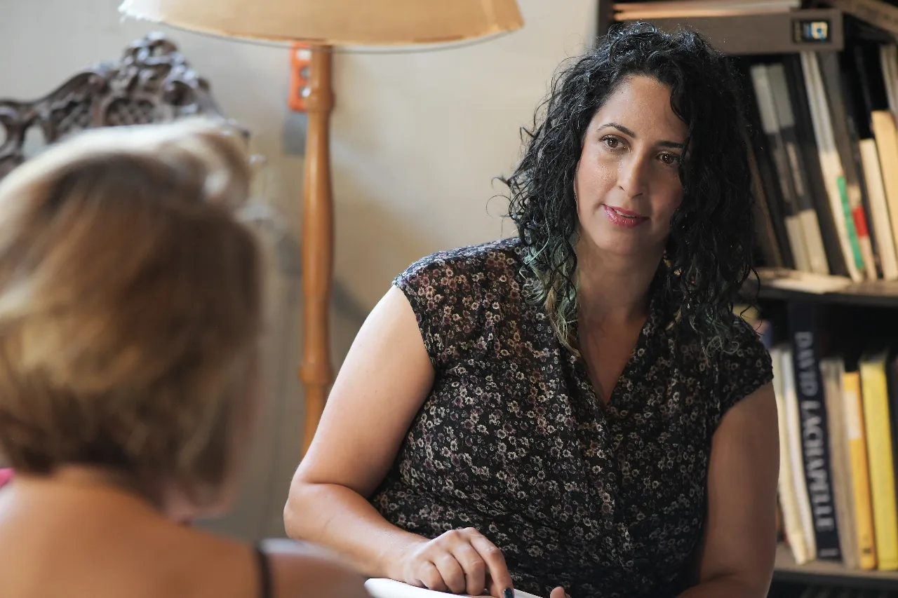 גוף רגש ומחשבה על במה אחת: טיפול פסיכודרמה משולב Li CBT וNYE