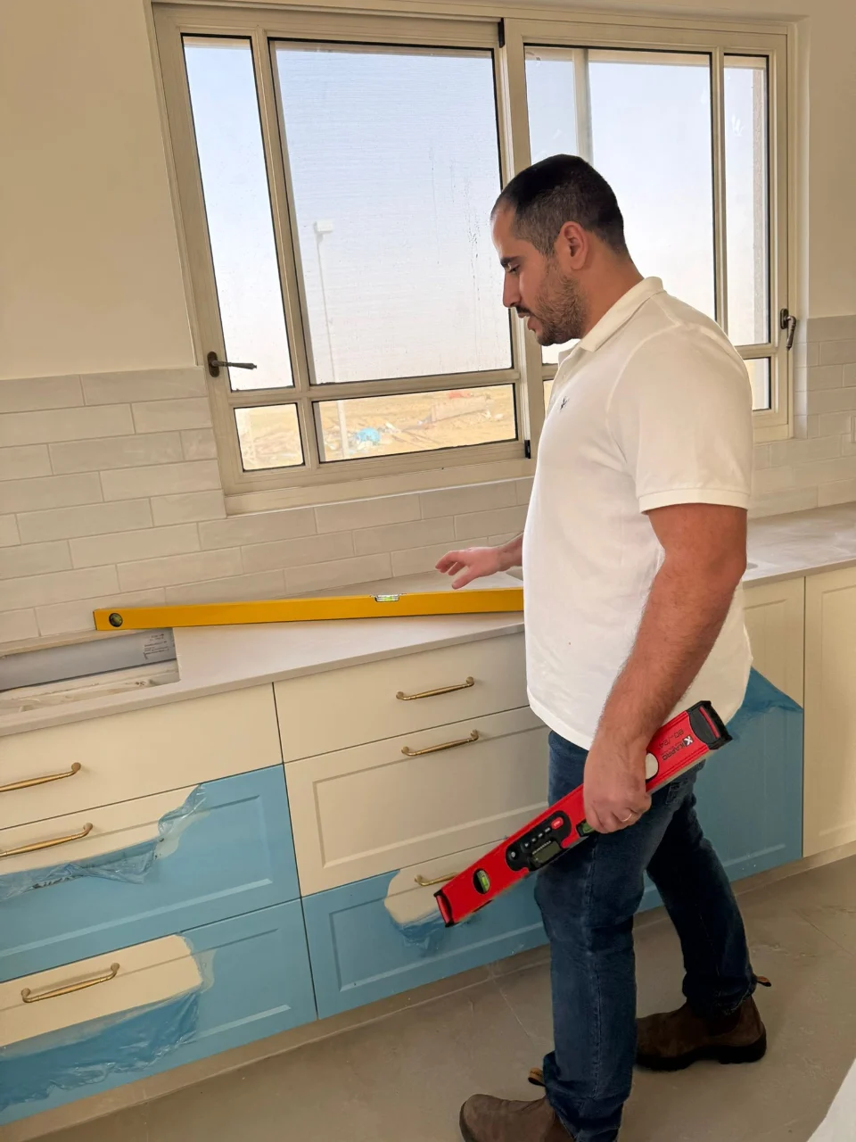 בדיקת מישוריות שיש מטבח