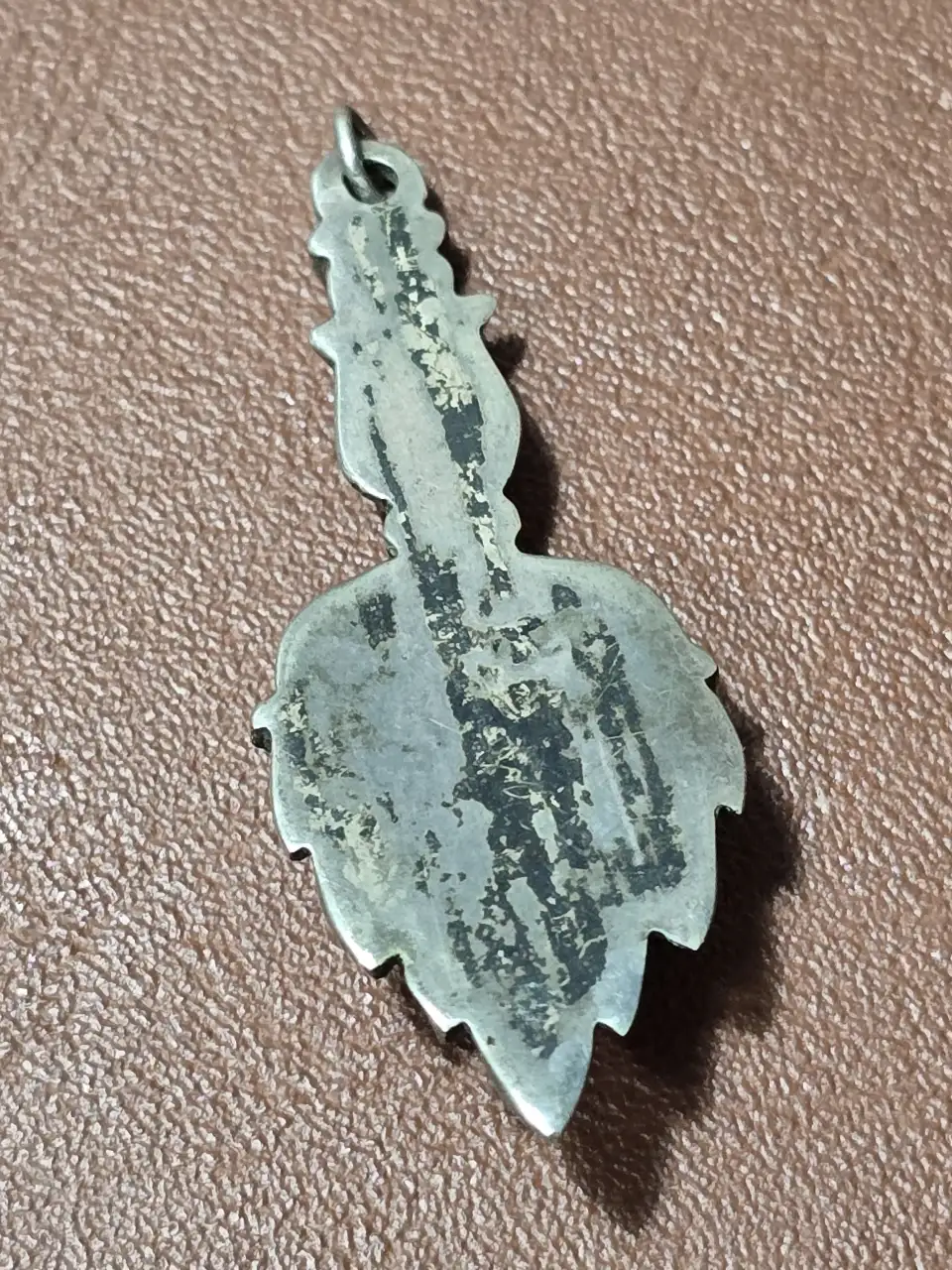 תליון כסף 925 חתום. משקל: 2.76 גרם. ובמרכז אבן כחולה לאפיס