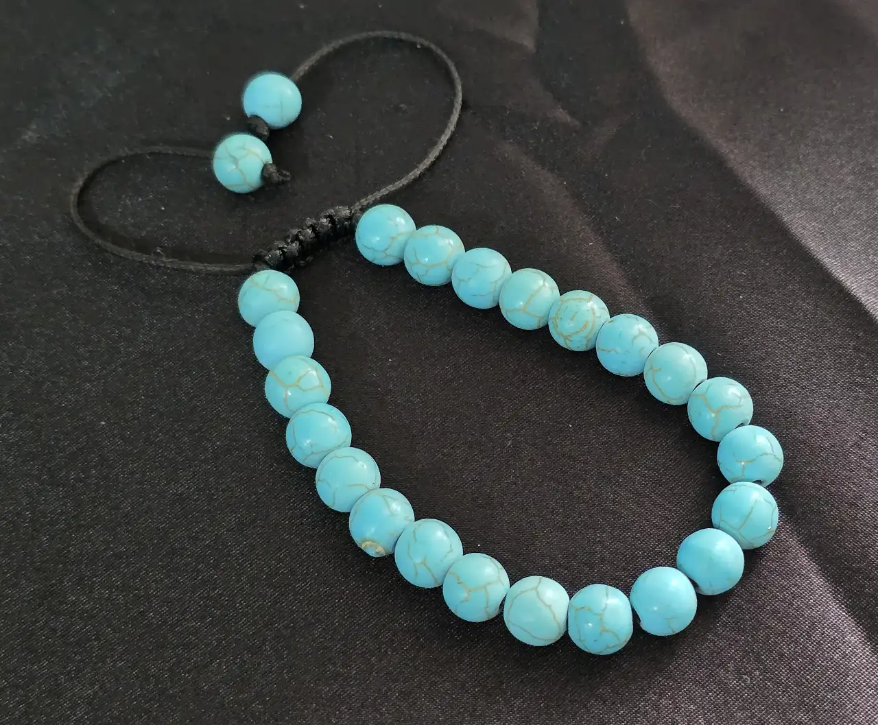 צמיד אבני חן. תורכיז חדש לחלוטין. מידה מתכווננת. איכותי, אופנתי ויפה. קוטר חרוז כ- 7 מ"מ הגיע מחנות תכשיטים ושעונים שנסגרה.