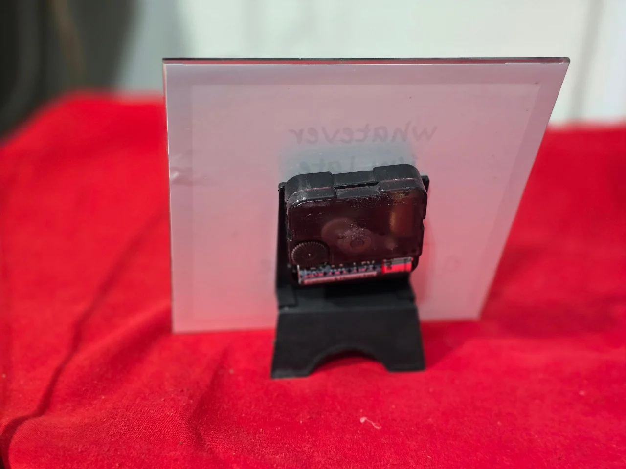 שעון שולחני במצב עבודה שעון למאחרים (whatever i m Late) לוח זכוכית מידות 15*15