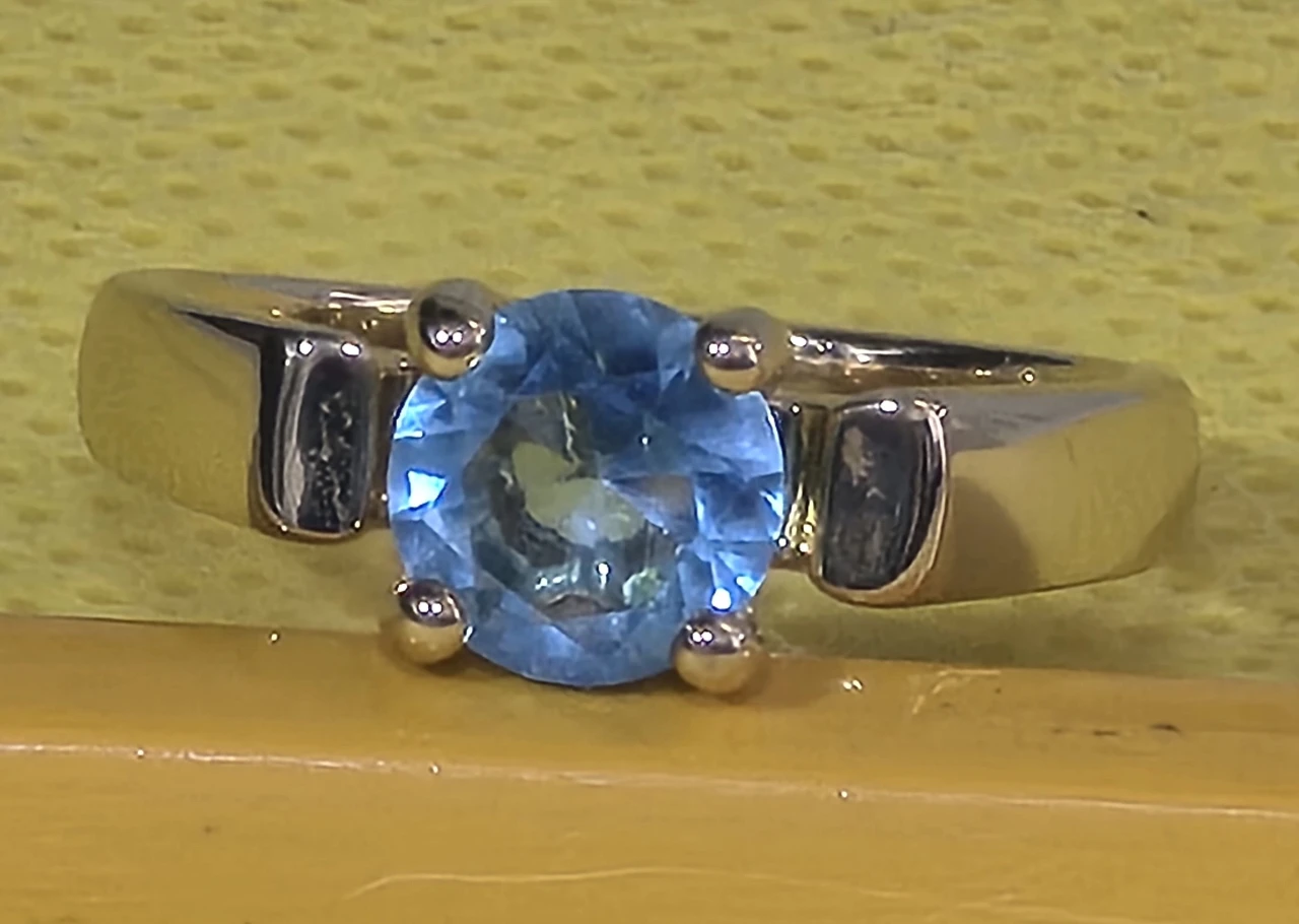 טבעת מעצבים גולדפילד איכותי בציפוי זהב 18 קראט  ראש הטבעת משובץ באבן בלו טופז בליטוש יהלום  בשיבוץ סוליטר מידה 6 משקל 3 גרם