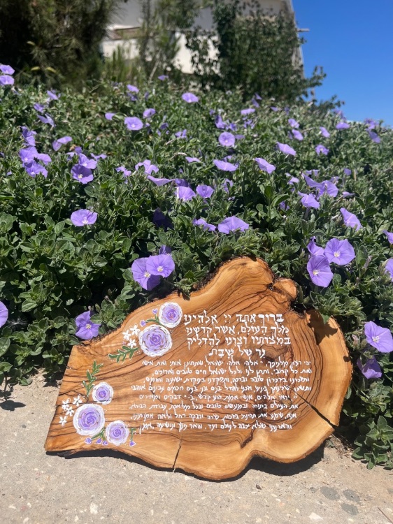 הדלקת נרות על עץ טבעי