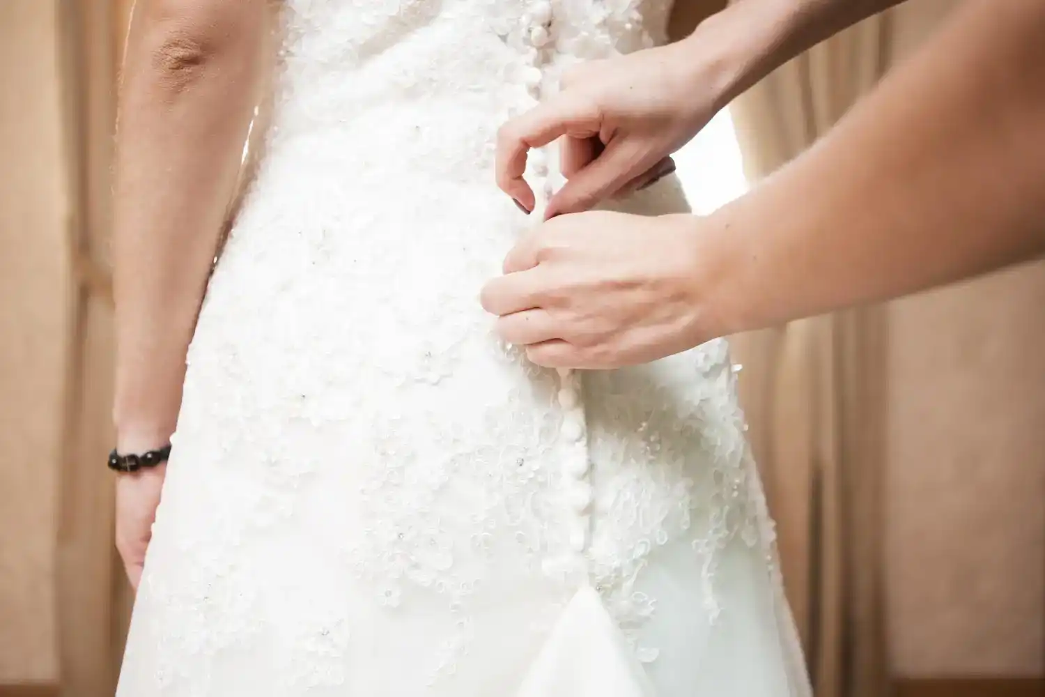 תהליך עיצוב שמלות בהתאמה אישית לנשים עם סגנון