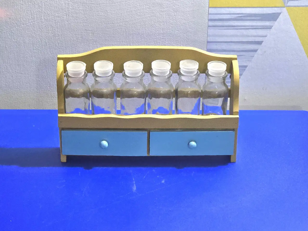 מתלה של פעם לבקבוקי תבלינים עשוי עץ  כולל 6 בקבןקי זכוכית לתבלינים . גובה בקבוקון  - 10 ס"מ