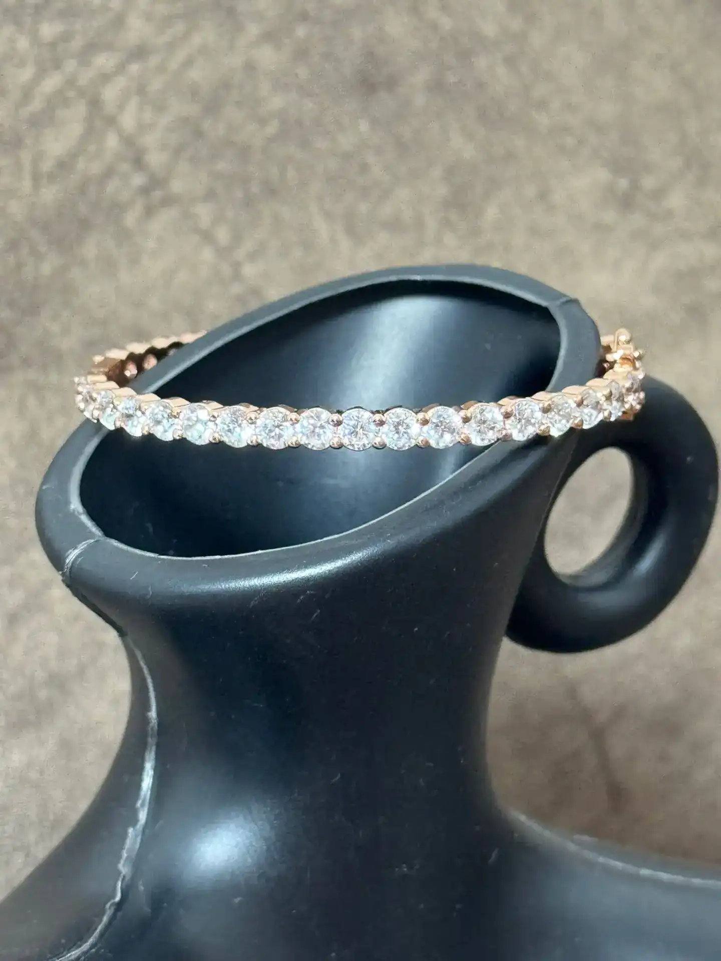 צמיד טניס קשיח