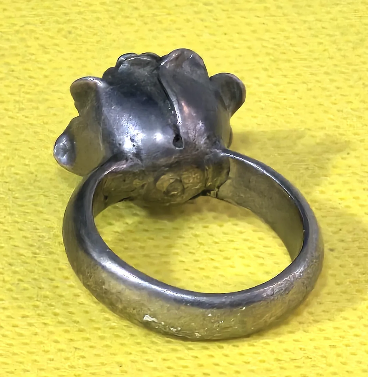 טבעת כסף 925 חתומה כאשר במרכזה שושנה כניראה מאמייאל מידה 8