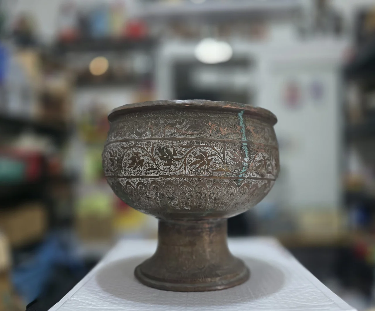 תאור הפריט: כלי איסלמי עתיק מאוד חריטות וכיתובים בערבית בגובה 21 ס"מ קוטר 22 ס"מ