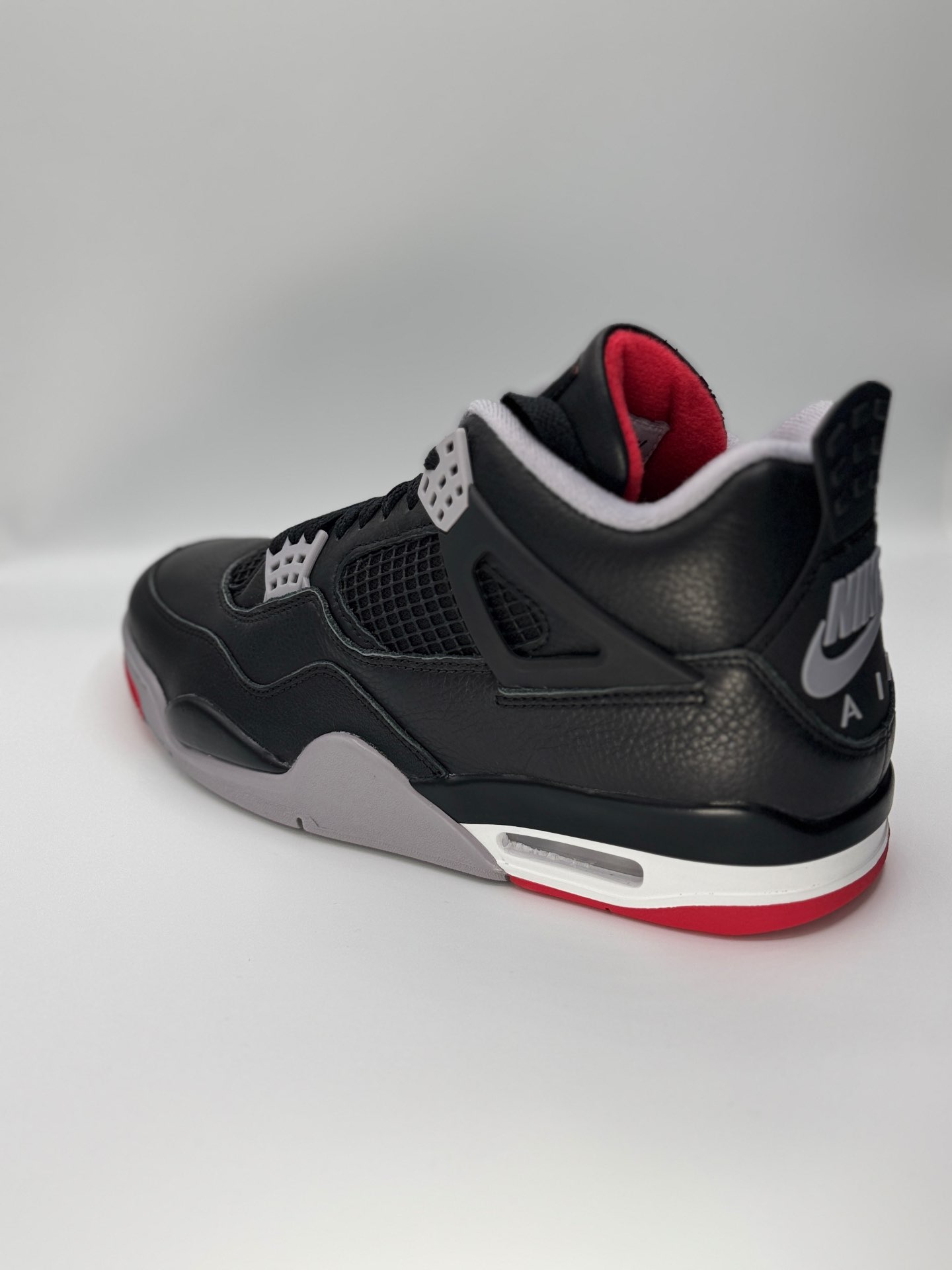 Jordan 4 Retro“ Bred reimagined”