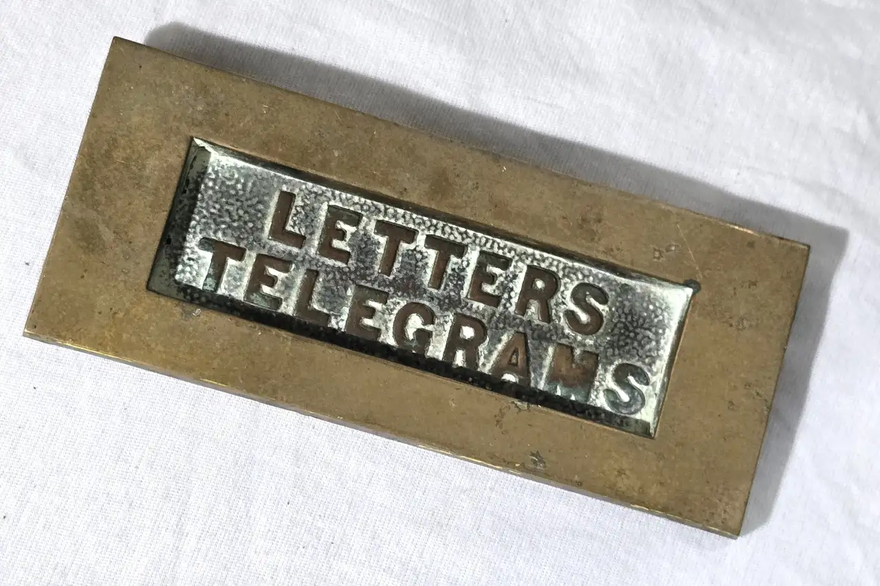 תיבת דאר ממתכת ברזל\פליז התיבה תקינה לחלוטין