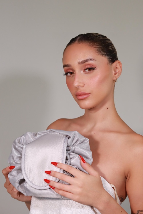 תיק איפור נפתח- תיק שעוצב על ידי אישה;)