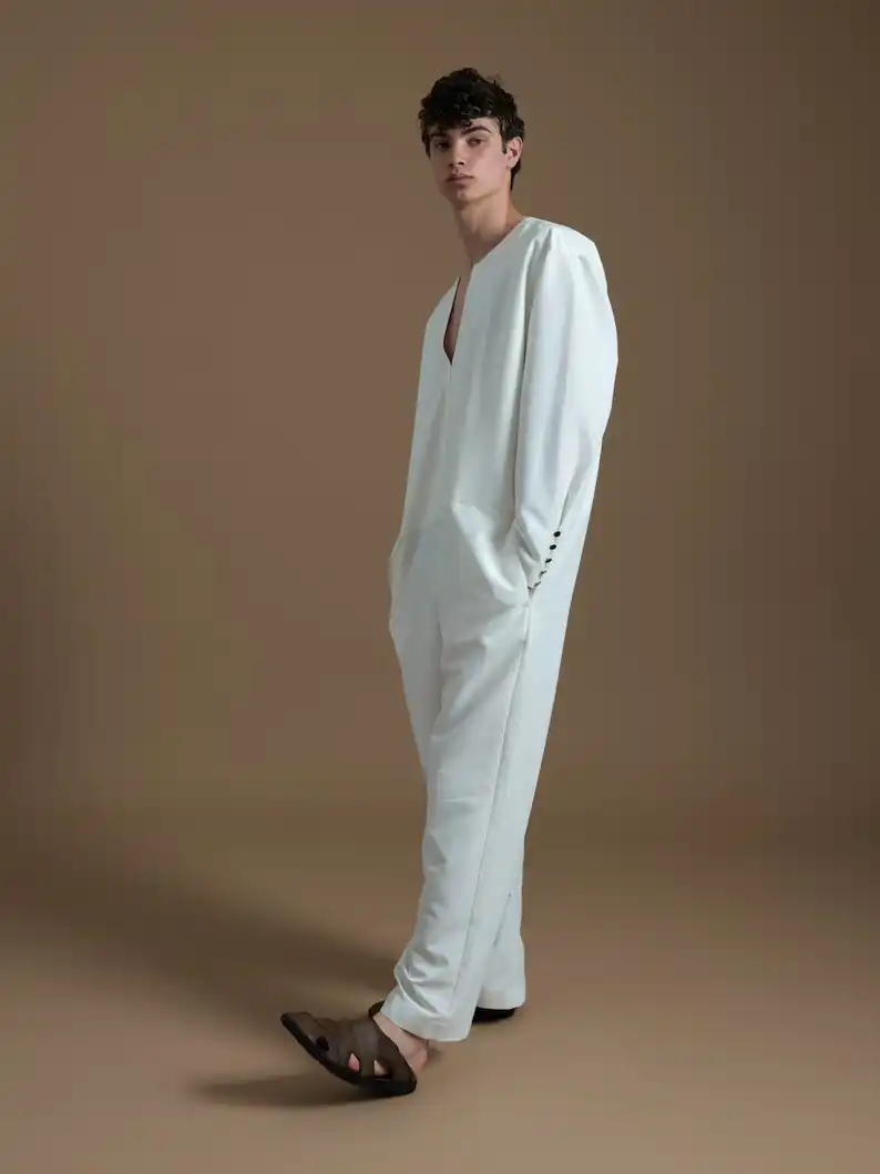 אוברול קופרו לבן לגברים: אוברול אוברסייז עם מחשוף V בעיצוב מינימליסטי