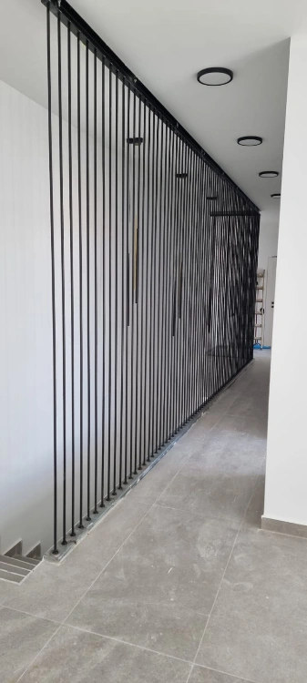 מדרגות ומעקה דקורטיבי סורגים