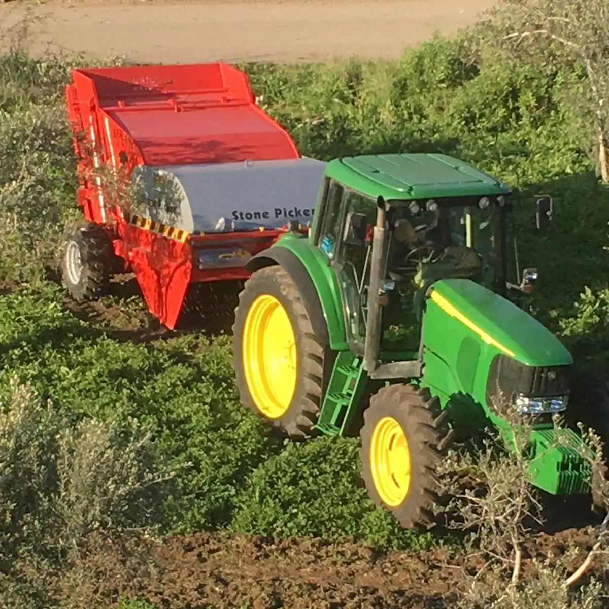 קצת עלינו || סיקול אבנים. גריסת אבנים בשטח חקלאי