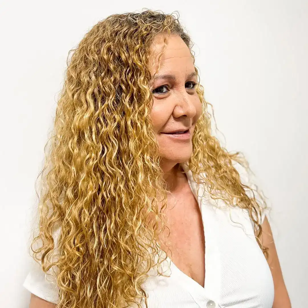 קצת עליי || מיקה הרצל – דולה, מלווה הריון ולידה | רפלקסולוגית ומטפלת FEMMA