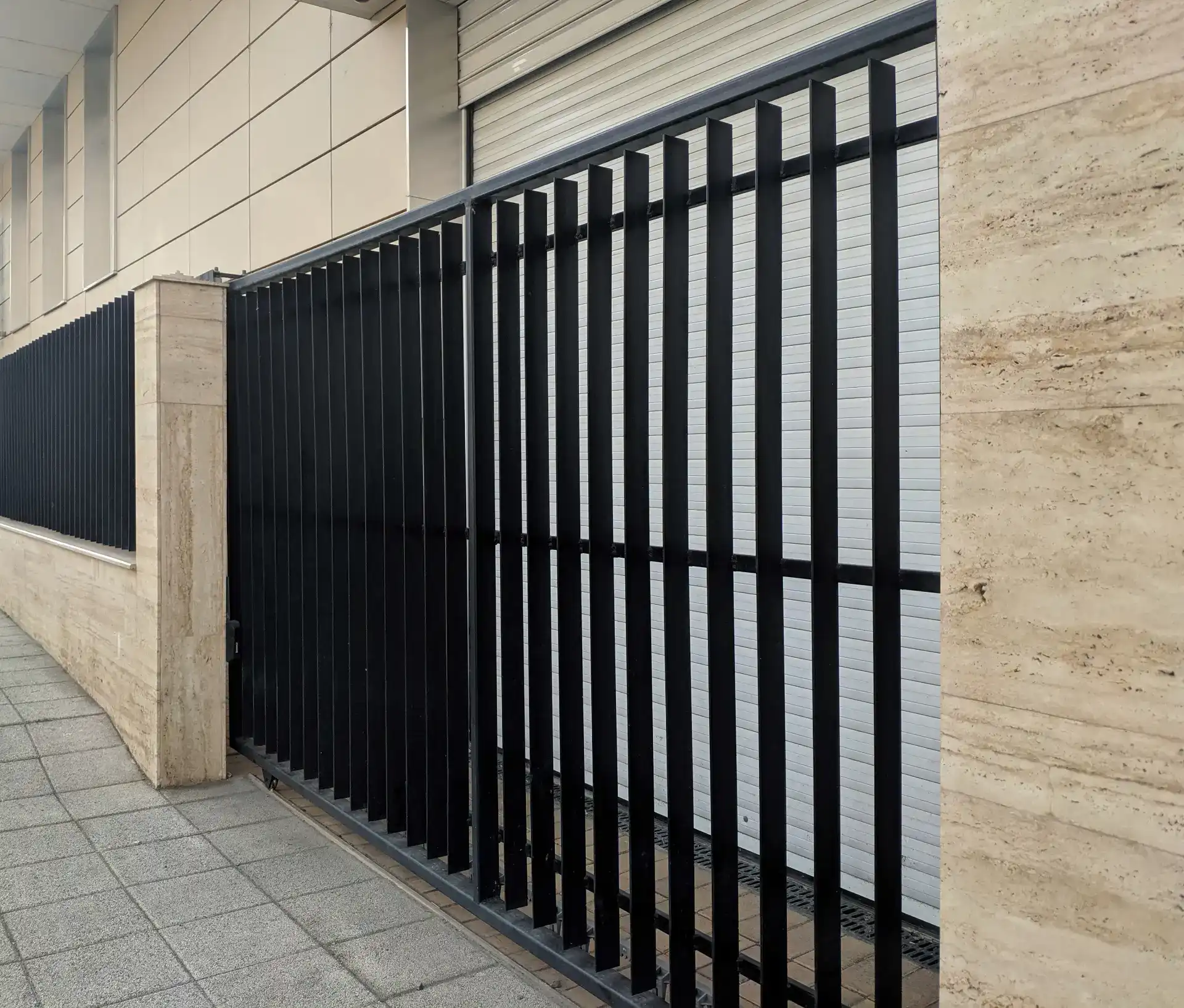 התקנת שערי אלומיניום – ביטחון, עיצוב ועמידות בכניסה אחת