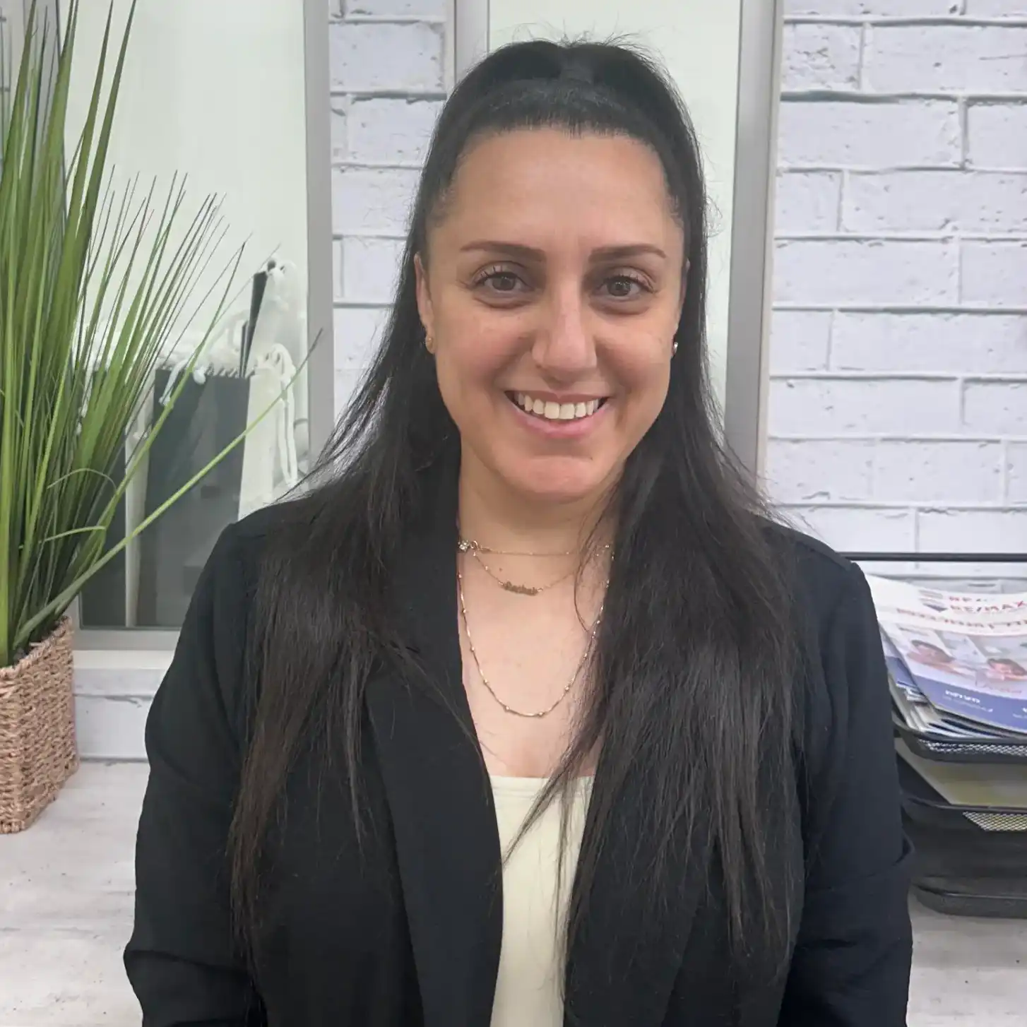 קצת עליי || חלי ואקנין ייעוץ ותיווך נדל״ן