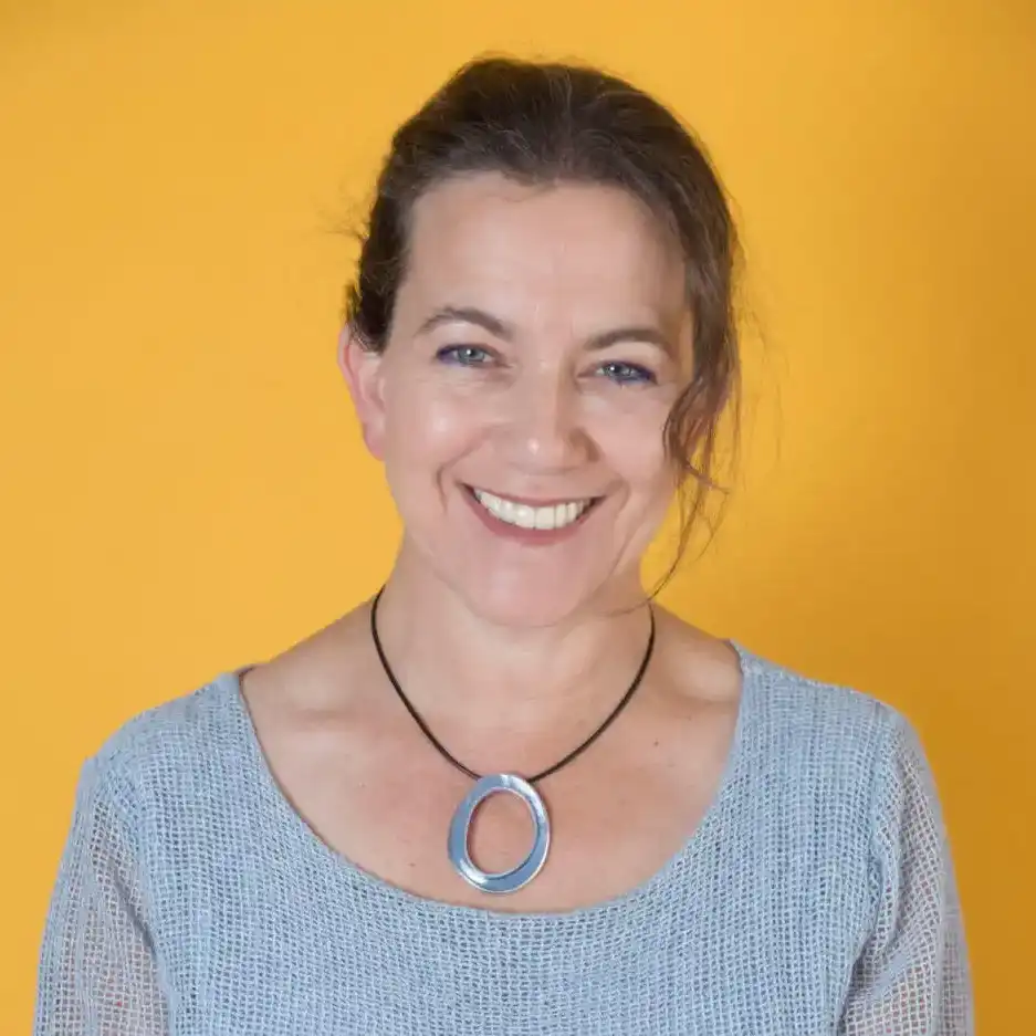 קצת עליי || שירה ירון - מגעים מדויקים