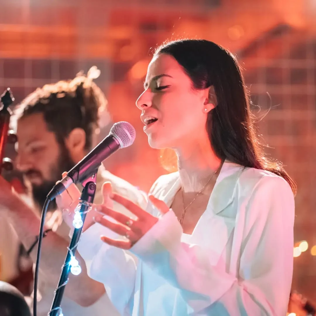 קצת עליי || ספיר עמר - זמרת יוצרת, מבצעת, מעבדת ומורה לפיתוח קול