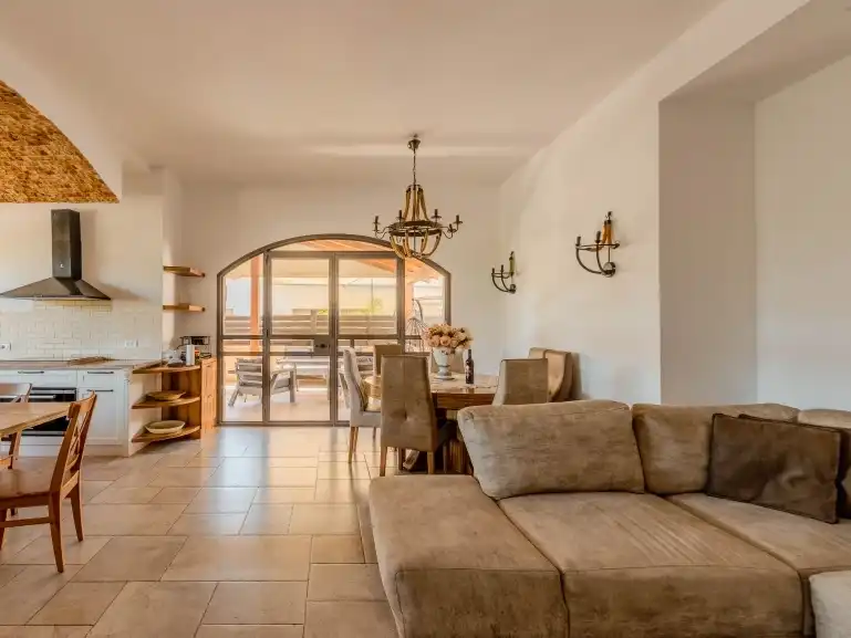 אירוח בוילת האבן - עד 15 אורחים