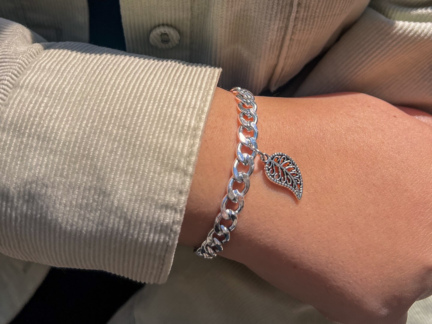 סדנאות יצירת צמידים בעיצוב אישי – חוויה יצירתית לכל אירוע